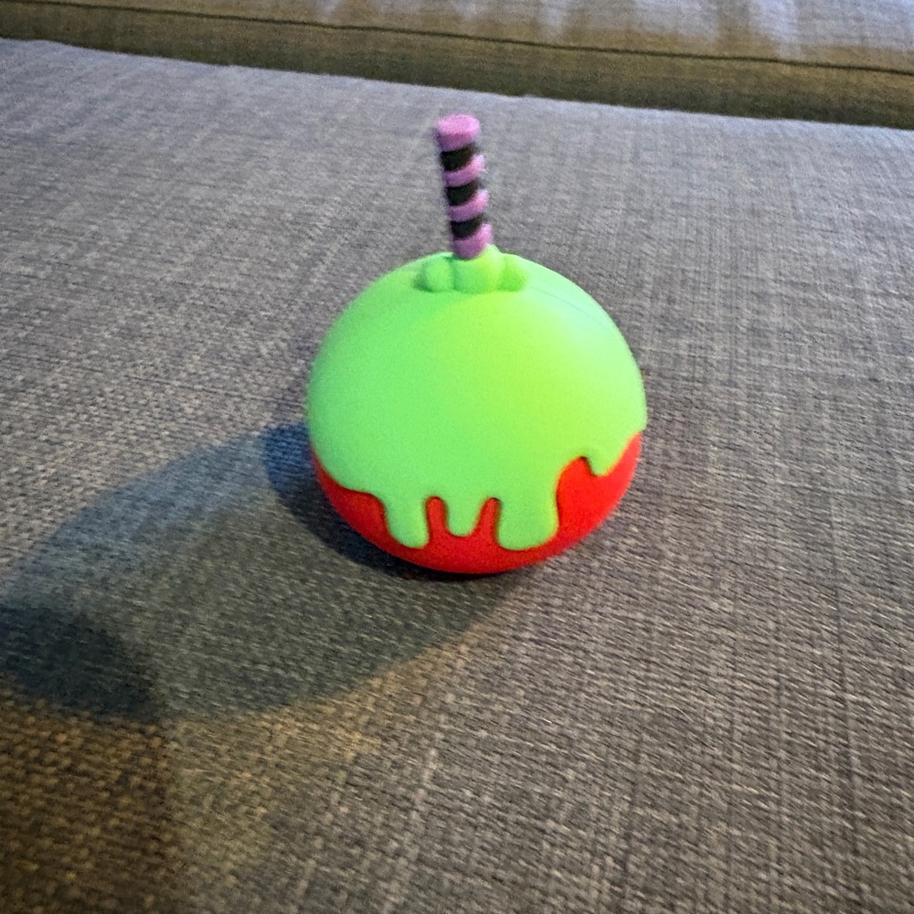 Green and Red Skull with Straw - Picture 2 of 3